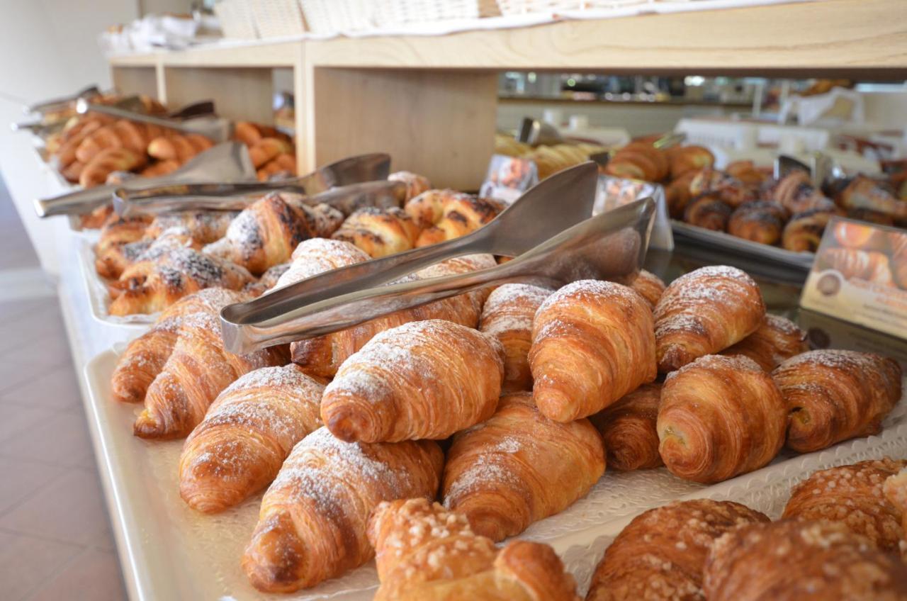 Savoy Beach Hotel & Thermal Spa Bibione Ngoại thất bức ảnh Croissants