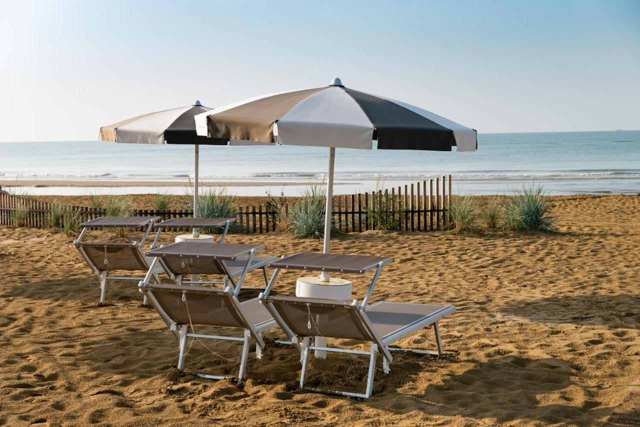 Savoy Beach Hotel & Thermal Spa Bibione Ngoại thất bức ảnh Beach furniture