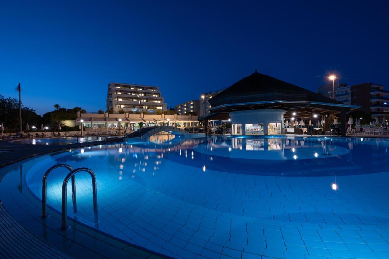 Savoy Beach Hotel & Thermal Spa Bibione Ngoại thất bức ảnh The resort at night