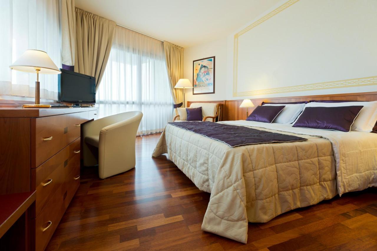 Savoy Beach Hotel & Thermal Spa Bibione Ngoại thất bức ảnh A room at the hotel