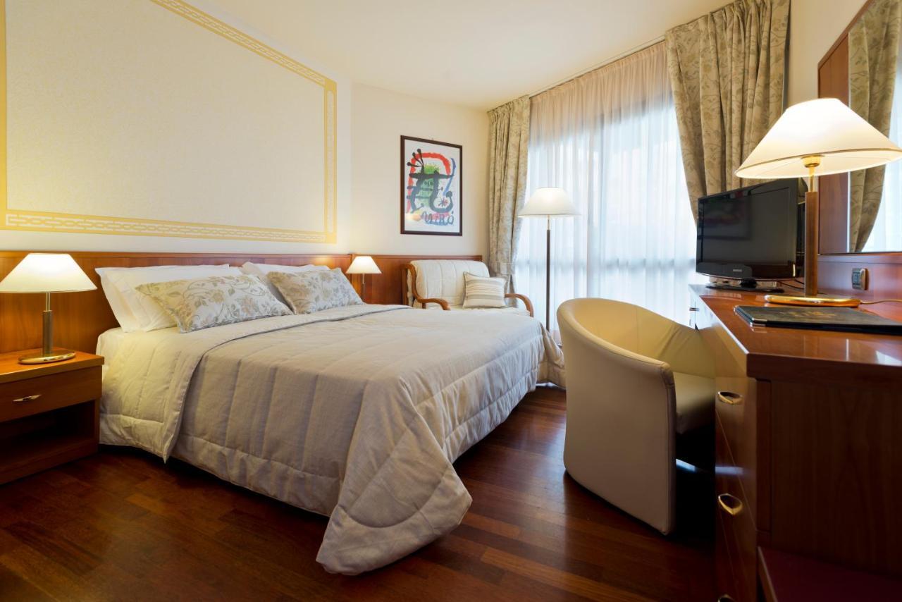 Savoy Beach Hotel & Thermal Spa Bibione Ngoại thất bức ảnh A room at the hotel