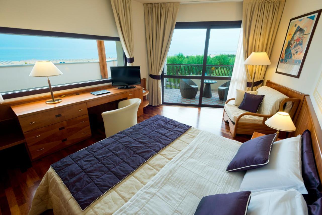 Savoy Beach Hotel & Thermal Spa Bibione Ngoại thất bức ảnh A room at the hotel