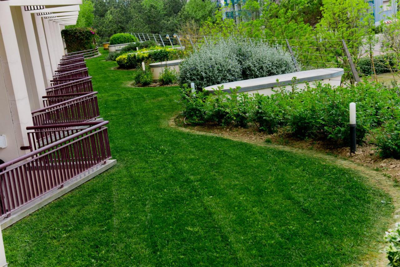 Savoy Beach Hotel & Thermal Spa Bibione Ngoại thất bức ảnh A lawn