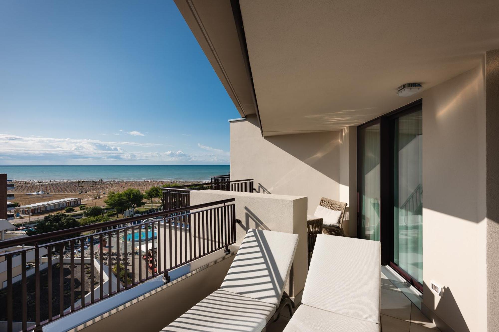 Savoy Beach Hotel & Thermal Spa Bibione Ngoại thất bức ảnh A balcony