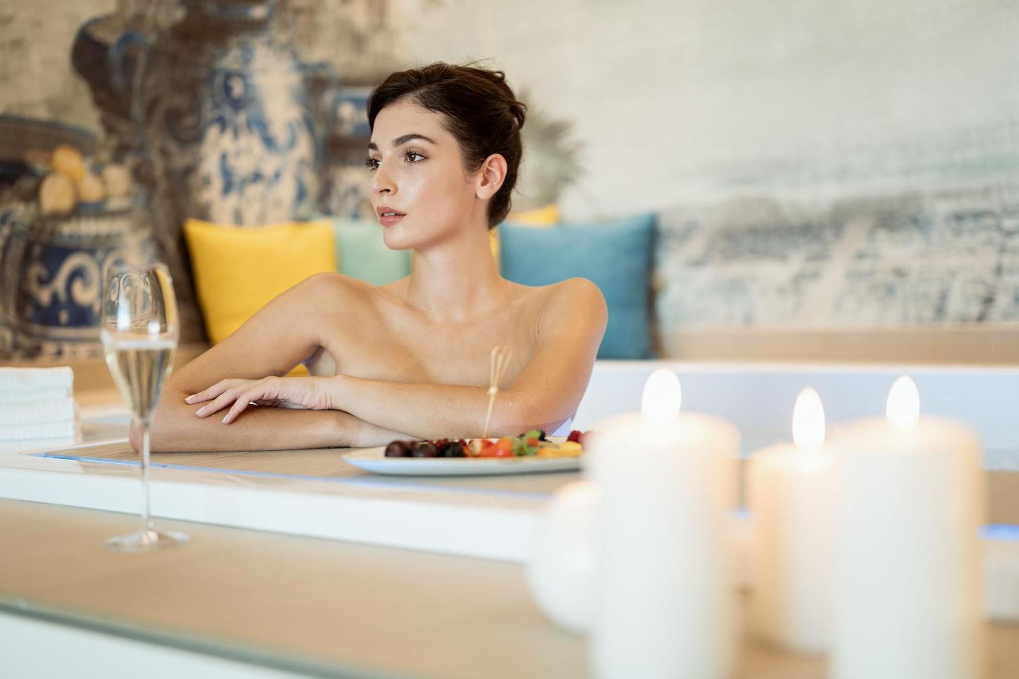 Savoy Beach Hotel & Thermal Spa Bibione Ngoại thất bức ảnh A woman at a spa