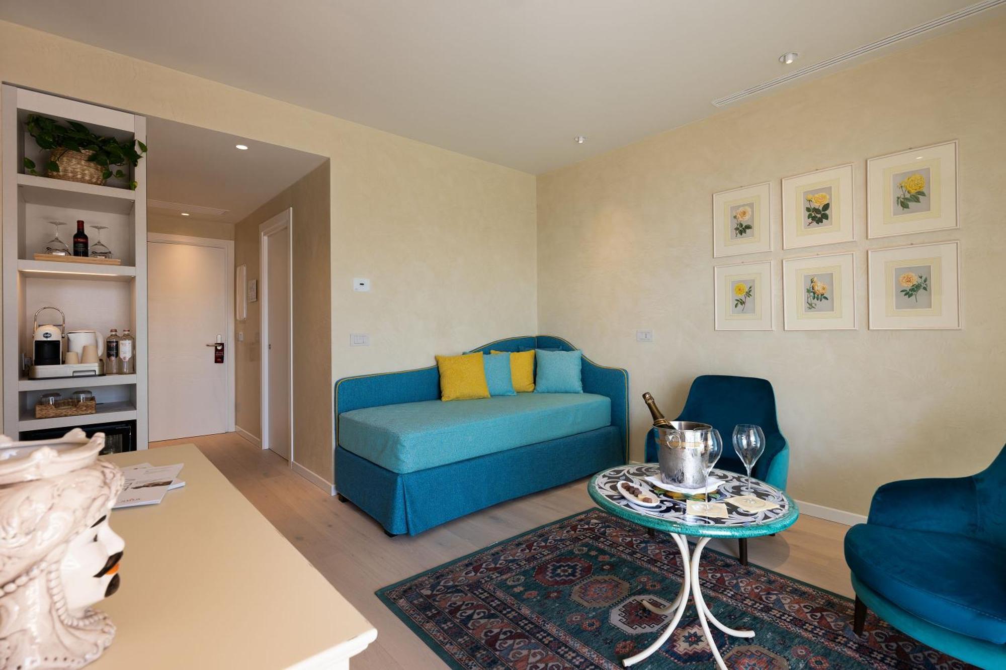 Savoy Beach Hotel & Thermal Spa Bibione Ngoại thất bức ảnh A living room in a typical apartment