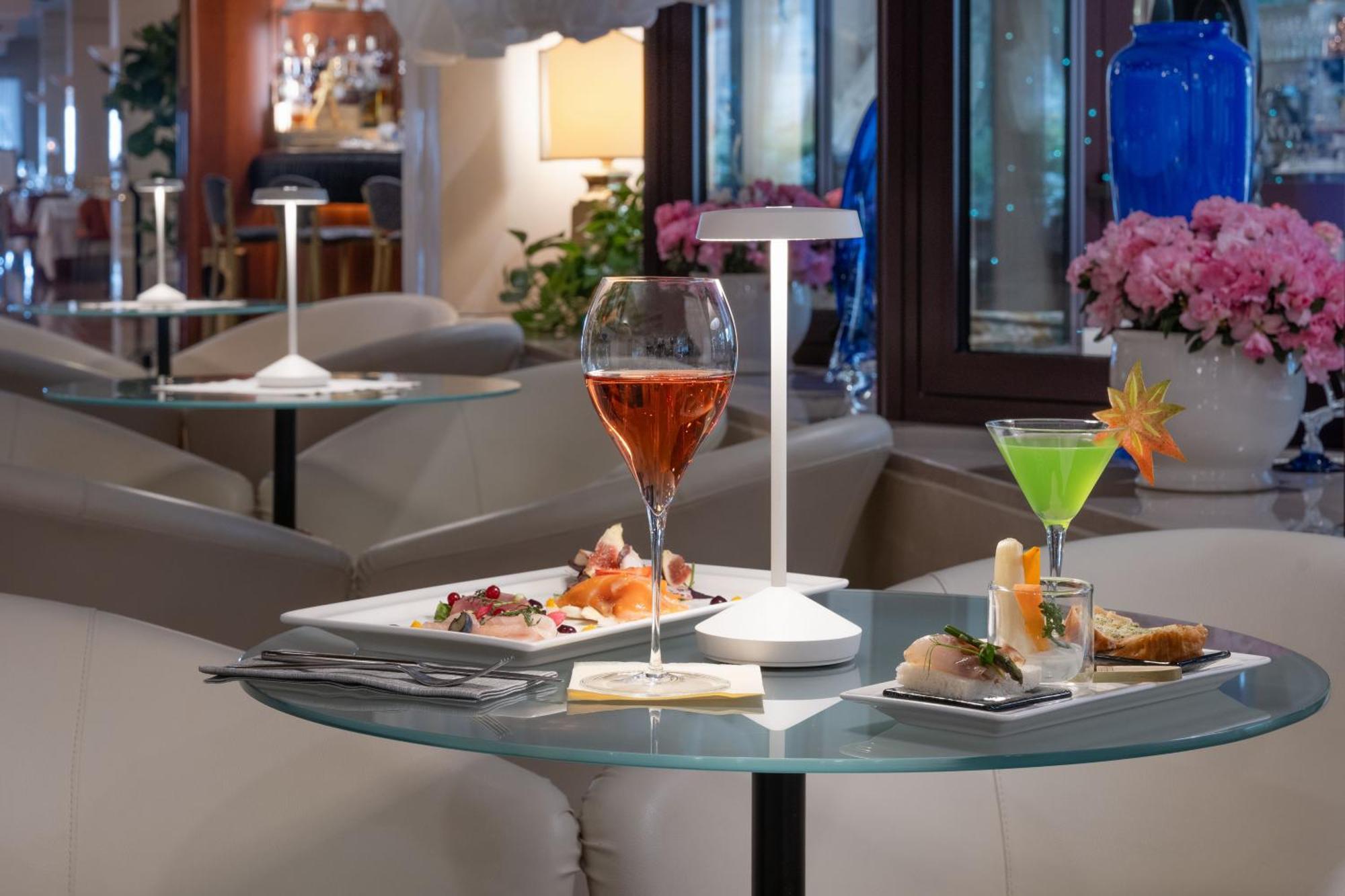 Savoy Beach Hotel & Thermal Spa Bibione Ngoại thất bức ảnh A glass table