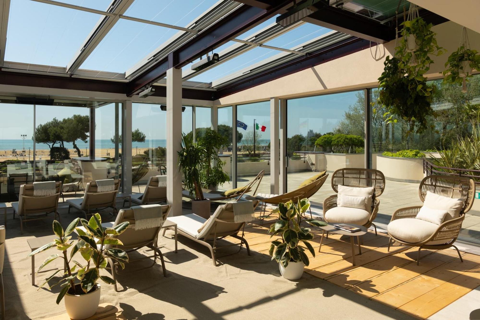 Savoy Beach Hotel & Thermal Spa Bibione Ngoại thất bức ảnh The hotel's rooftop lounge
