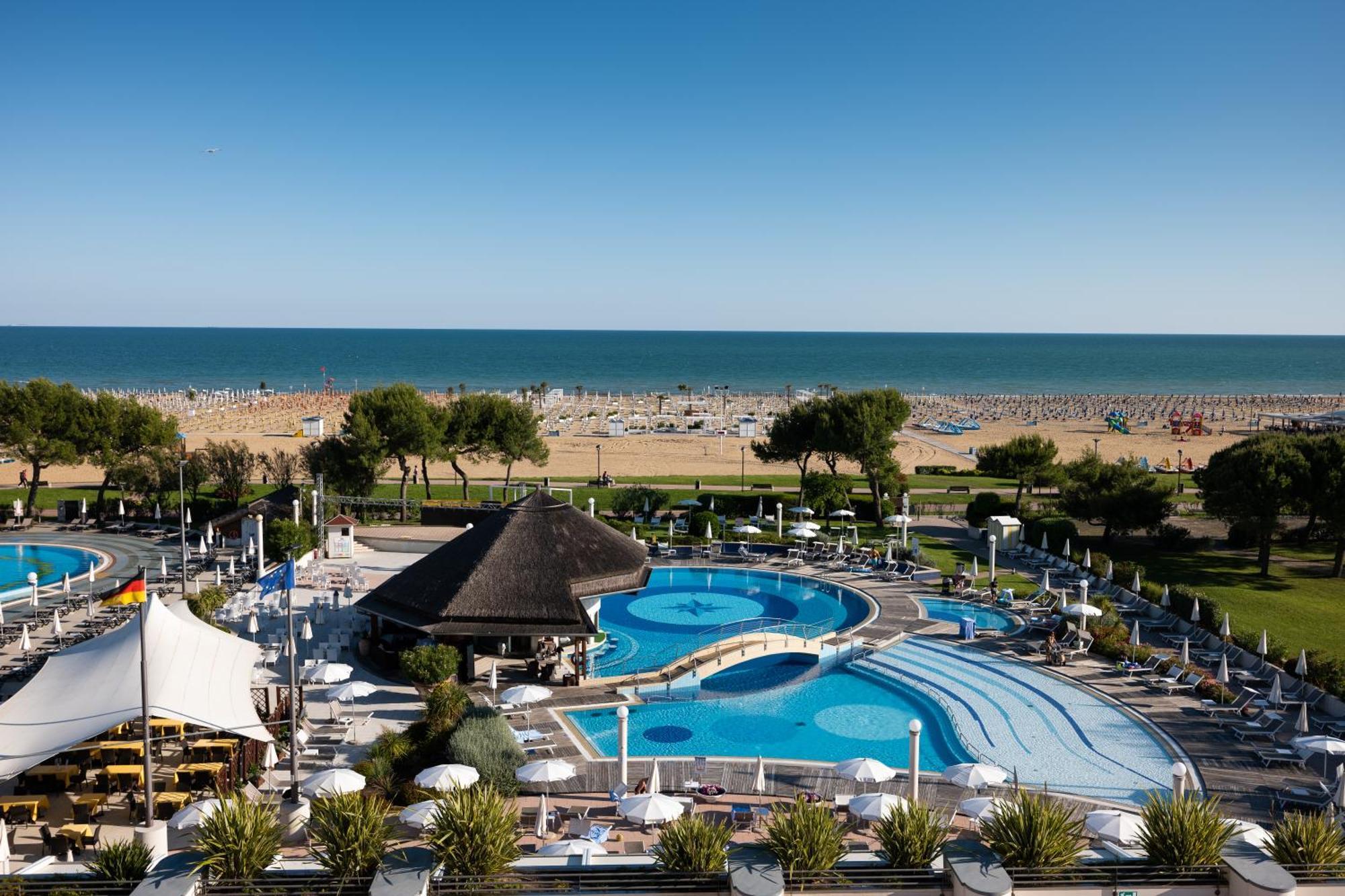 Savoy Beach Hotel & Thermal Spa Bibione Ngoại thất bức ảnh A view of the beach at the resort