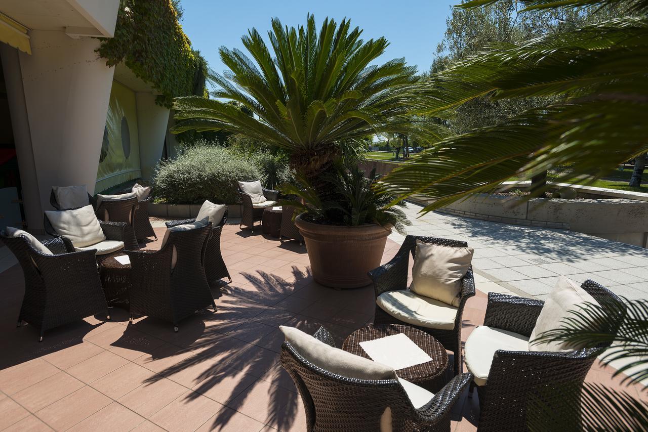 Savoy Beach Hotel & Thermal Spa Bibione Ngoại thất bức ảnh The hotel's terrace